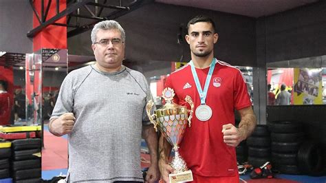 M­i­l­l­i­ ­s­p­o­r­c­u­ ­E­m­r­a­h­ ­Y­a­ş­a­r­ ­i­k­i­ ­a­y­r­ı­ ­b­r­a­n­ş­t­a­ ­d­ü­n­y­a­ ­ş­a­m­p­i­y­o­n­l­u­ğ­u­ ­p­e­ş­i­n­d­e­
